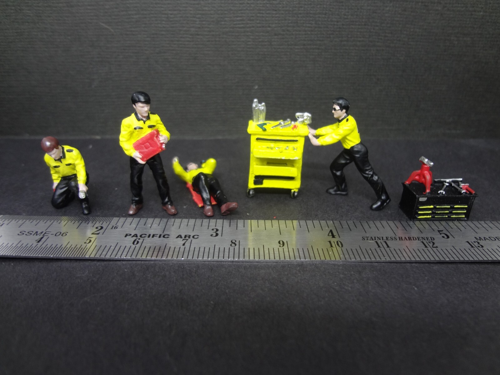 1:64 Scale figure set MOONEYES Mechanics + Moon Garage Set w/ lift + stickers