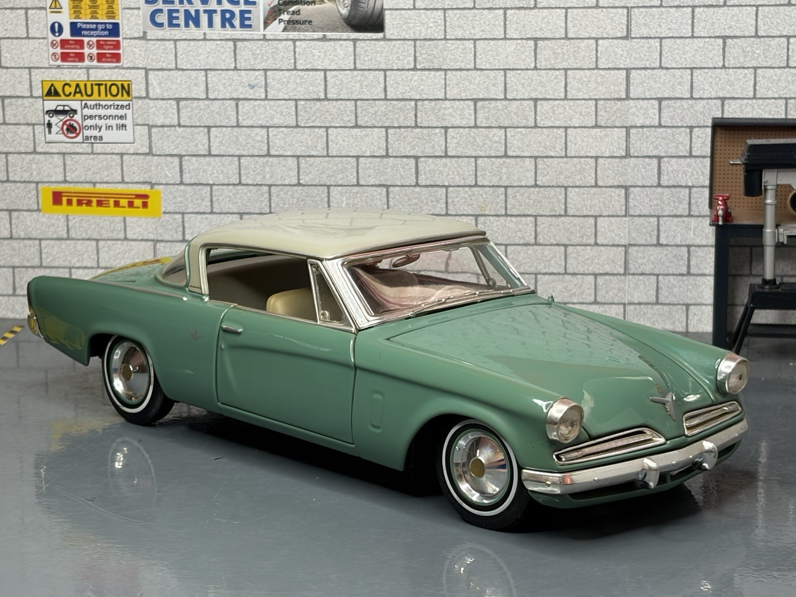 1:18 *RARE* MAISTO 1953 STUDEBAKER STARLINER (Green) LHD MODEL CAR!