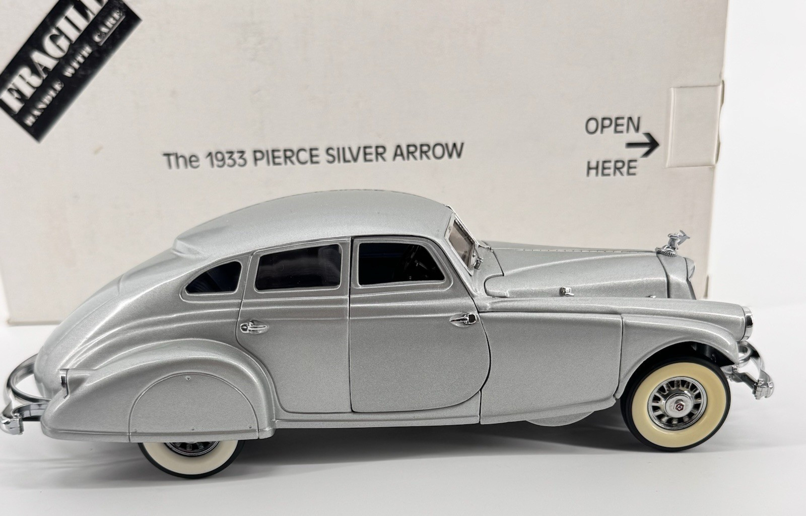 Danbury Mint 1933 Pierce Silver Arrow 1:24 Scale Diecast Metal Luxury Model Car