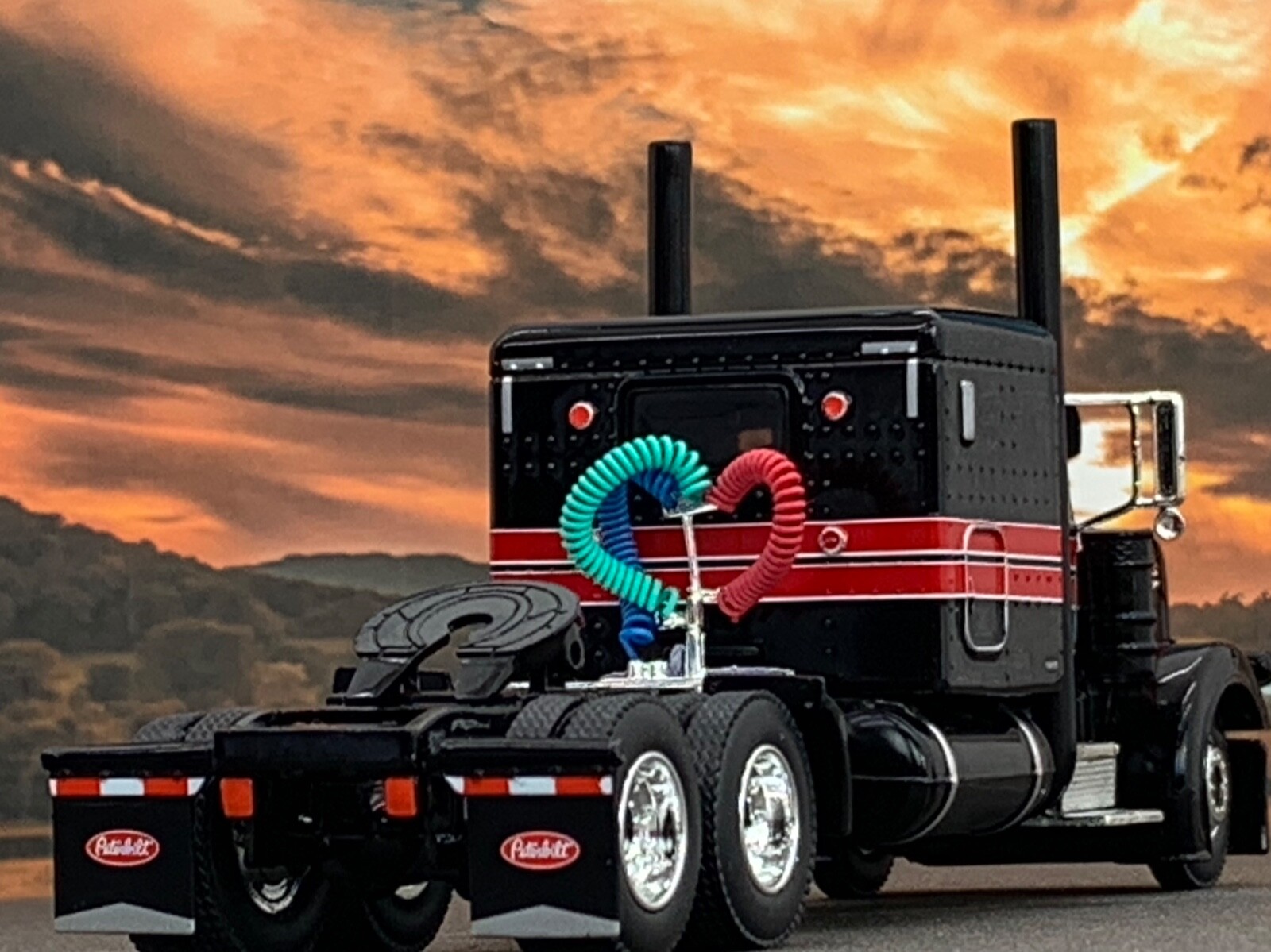1/64 DCP BLACK/RED/SILVER PETERBILT 389 W/ 63″ FLAT TOP SLEEPER