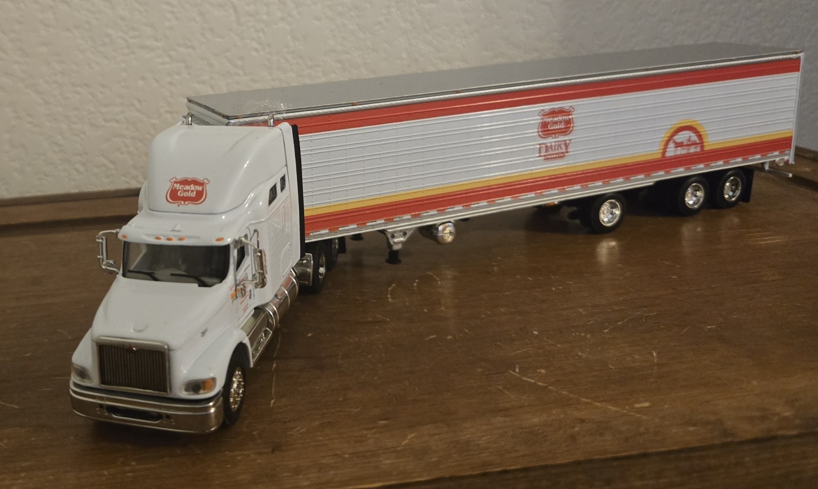 DCP 1:64 / Freightliner Meadow Gold Dairy Tractor-Trailer