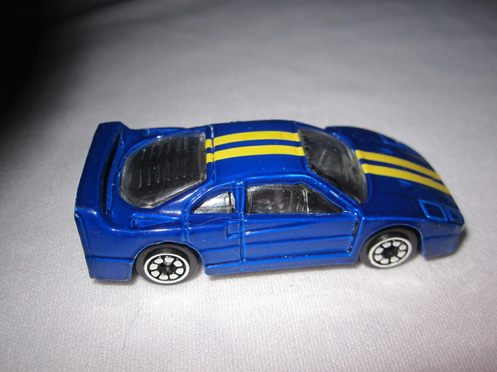 Diecast Ferrari F40 blue and yellow
