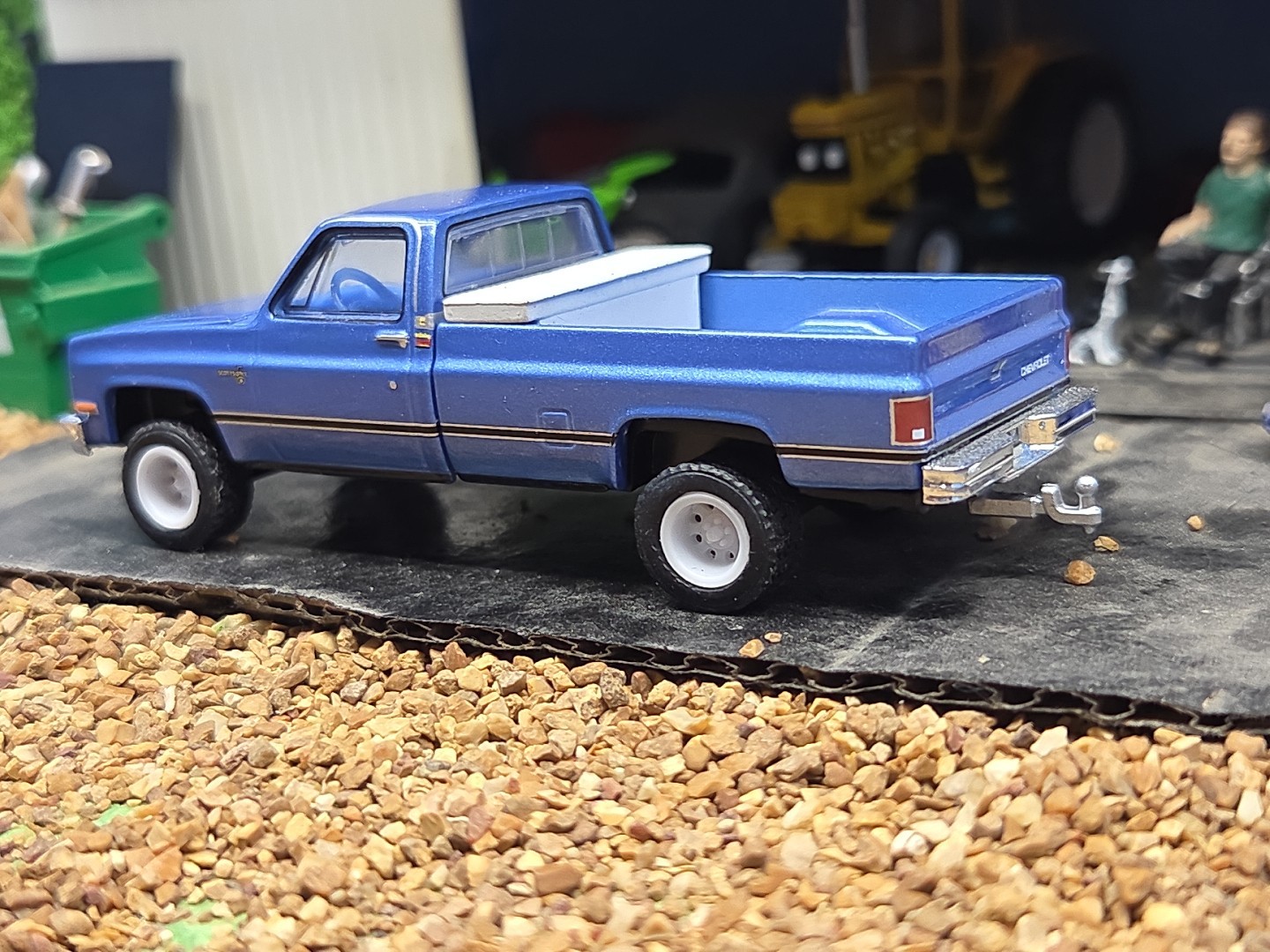 CUSTOM BUILT LIFTED 1:64 CHEVEROLET 1986 HIGH SIERA SQUARE BODY CHEVY 4×4 mud