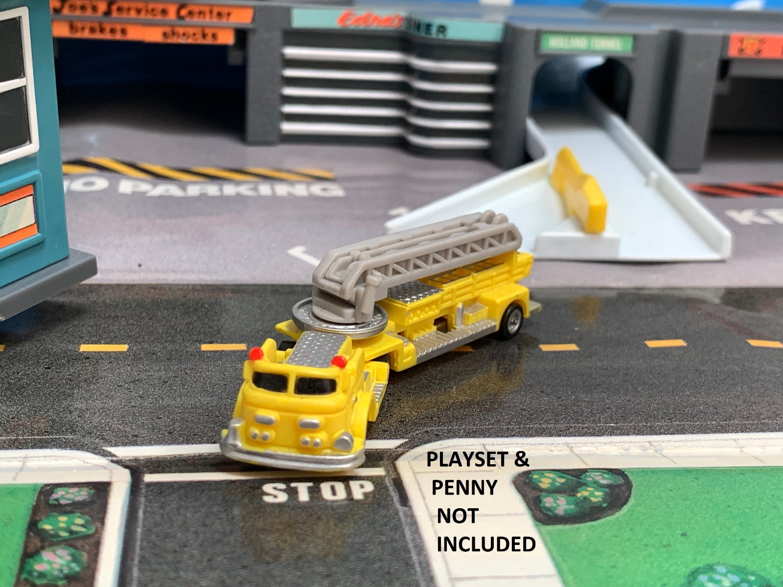 MICRO MACHINES SIZE N SCALE ARIAL FIRE LADDER TRUCK 1997 HOT WHEELS PLANET