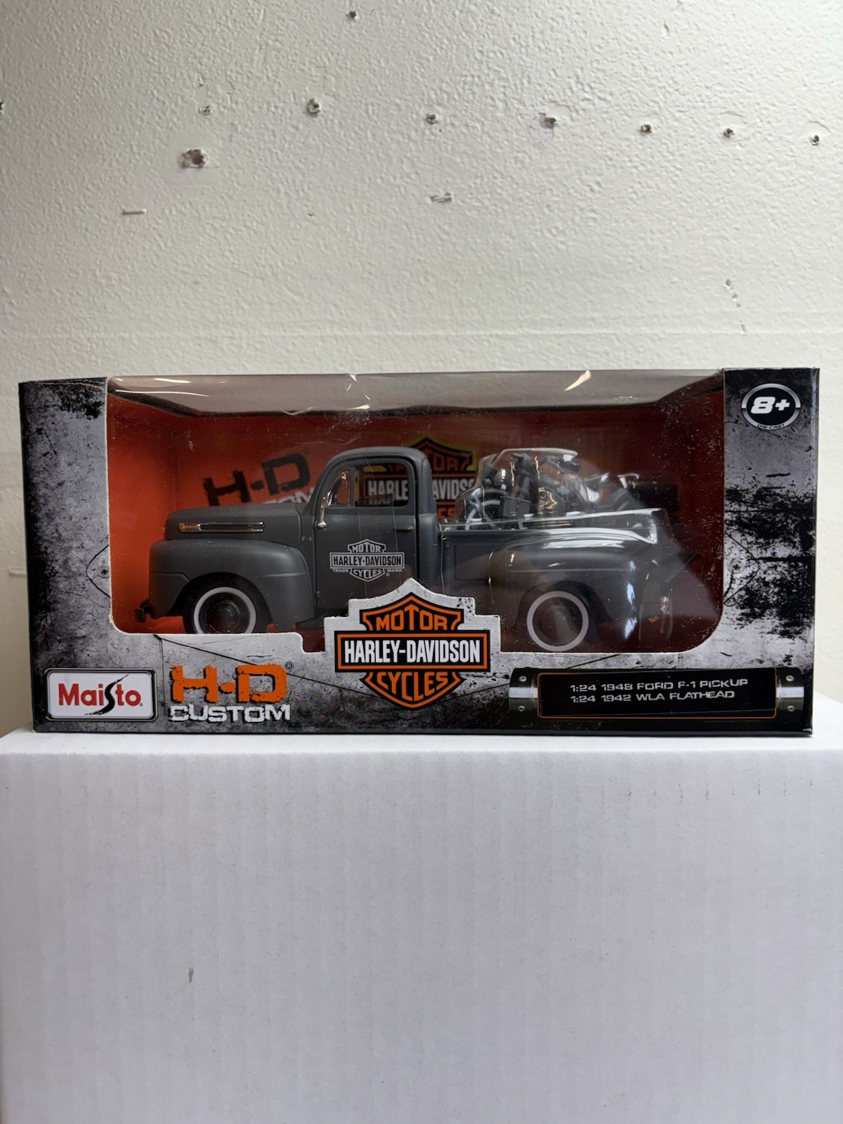Maisto H-D Custom – 1:24 Scale Gray 48 Ford F1 & 42 WLA Flathead – Harley