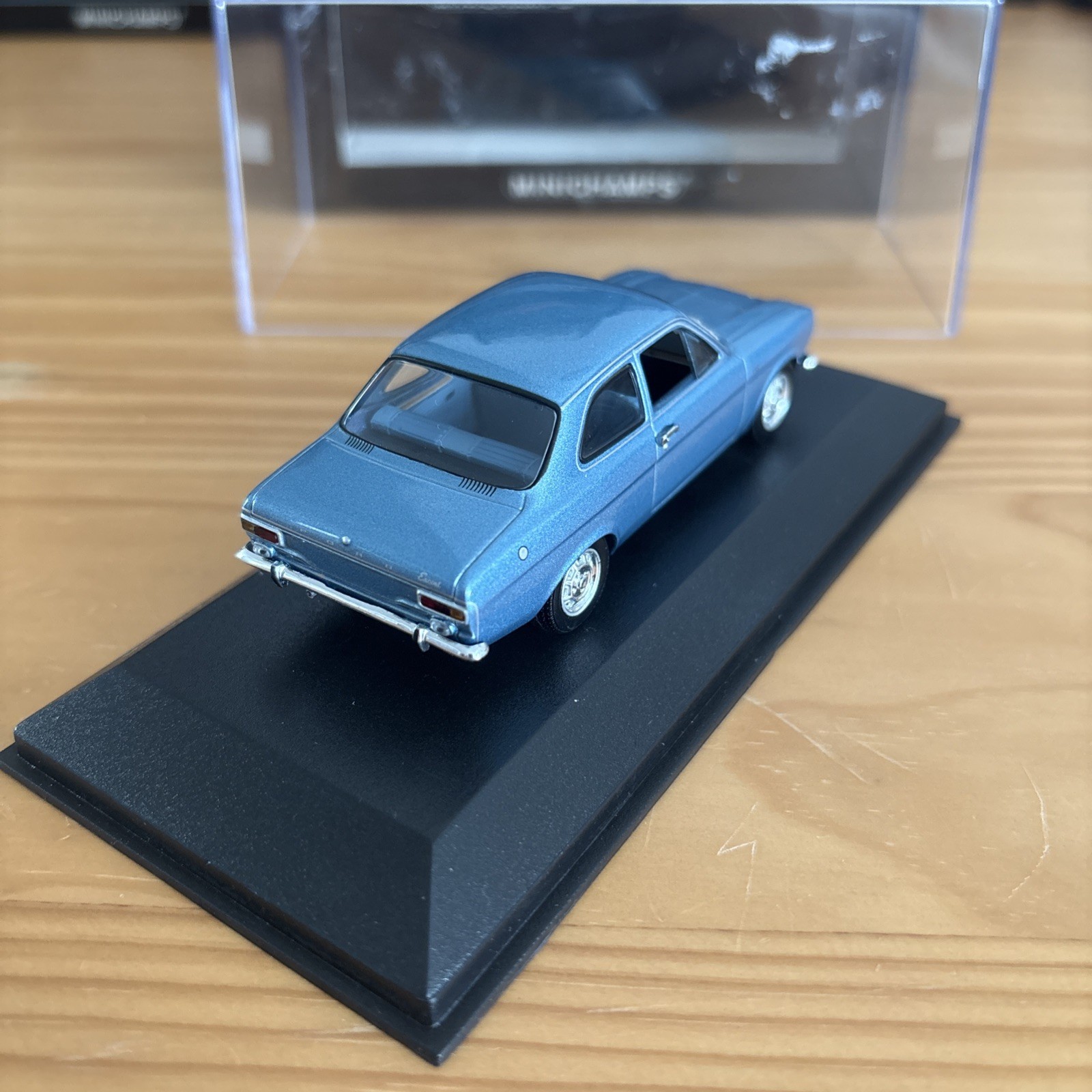 1:43 Minichamps Ford Escort 1300 L 1971 Hellblau Light Blue Metallic 081001