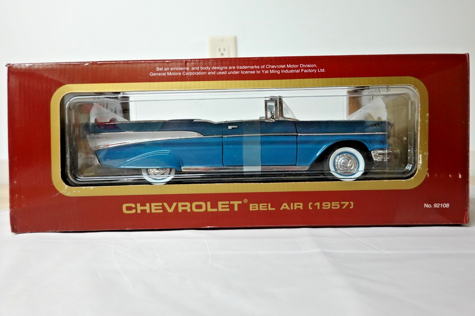 Yat Ming 92108 1957 Blue Chevrolet Bel Air Convertible Road Legends 1:18 Scale