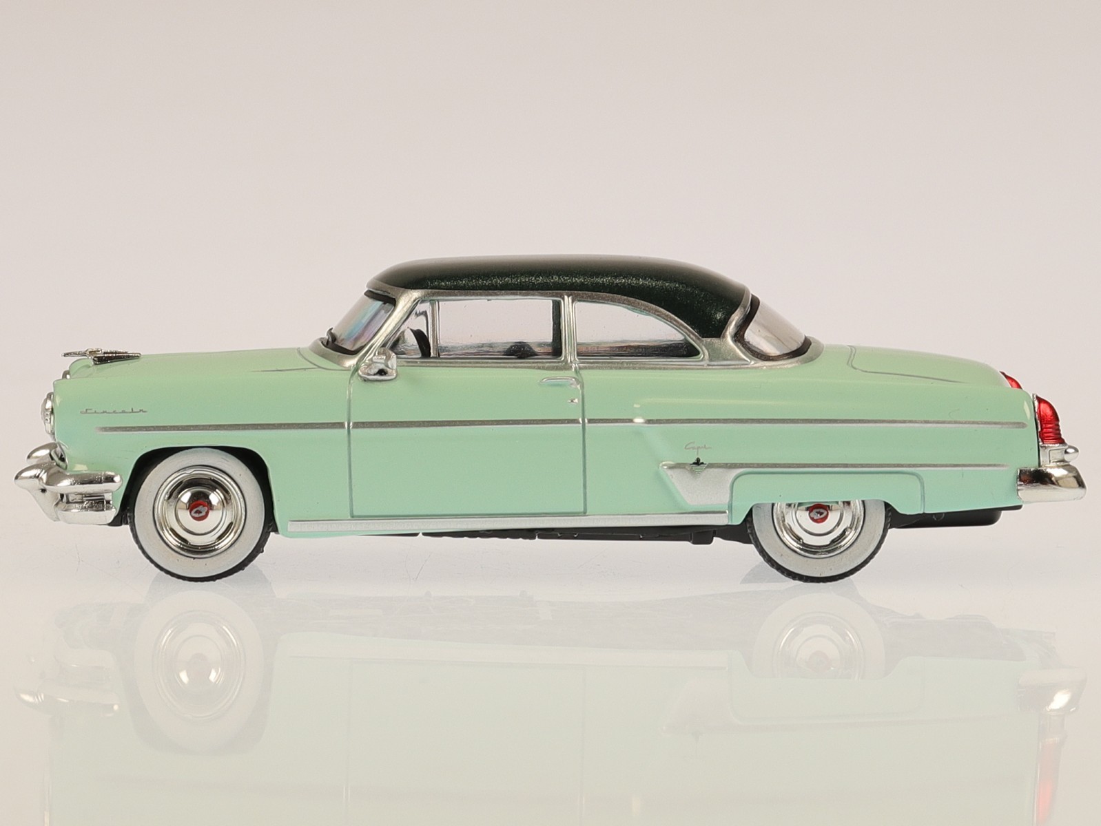 Lincoln Capri Parklane 1954 light green diecast model car 694 Mini-GT 1:64