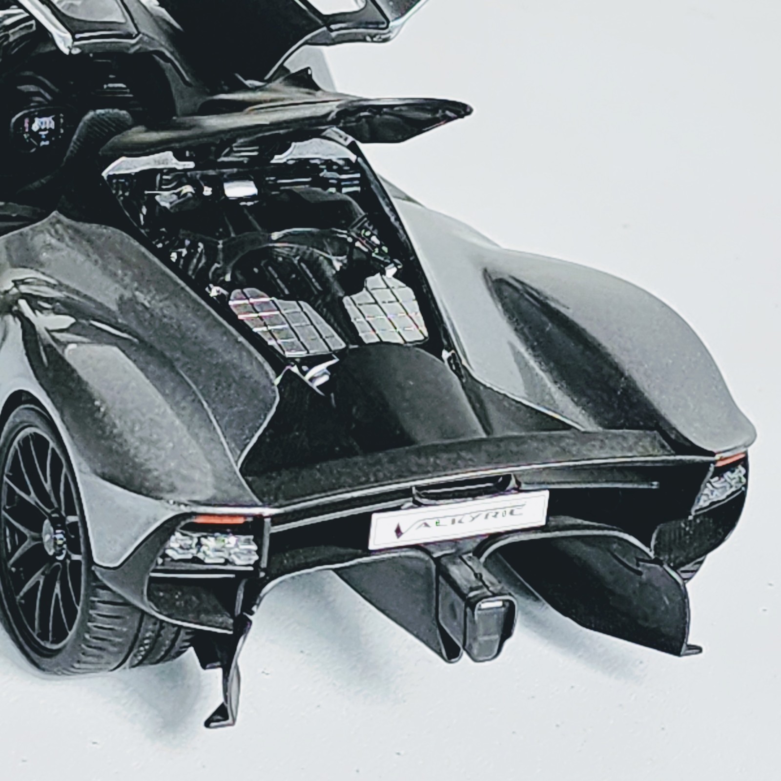 Maisto Special Edition Aston Martin Valkyrie Silver 1:18 Diecast