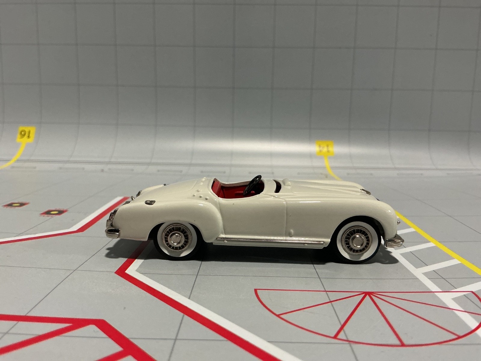 1:43 BROOKLIN MODELS BRK 125 1953 NASH HEALEY ROADSTER WHITE *MISSING WINDSHIELD