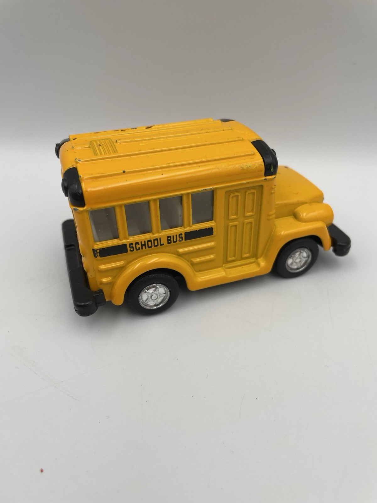 School Bus, Yellow -Kintoy Diecast Model Toy bus pull back toy