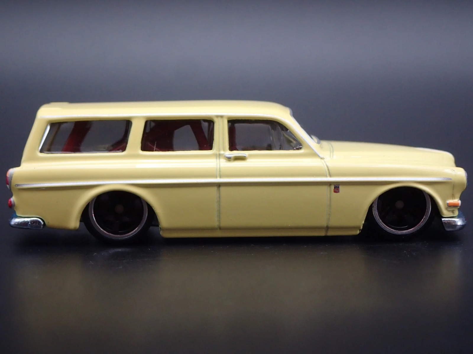 1962-1969 VOLVO P220 AMAZON STATION WAGON 1:64 SCALE DIORAMA DIECAST MODEL CAR