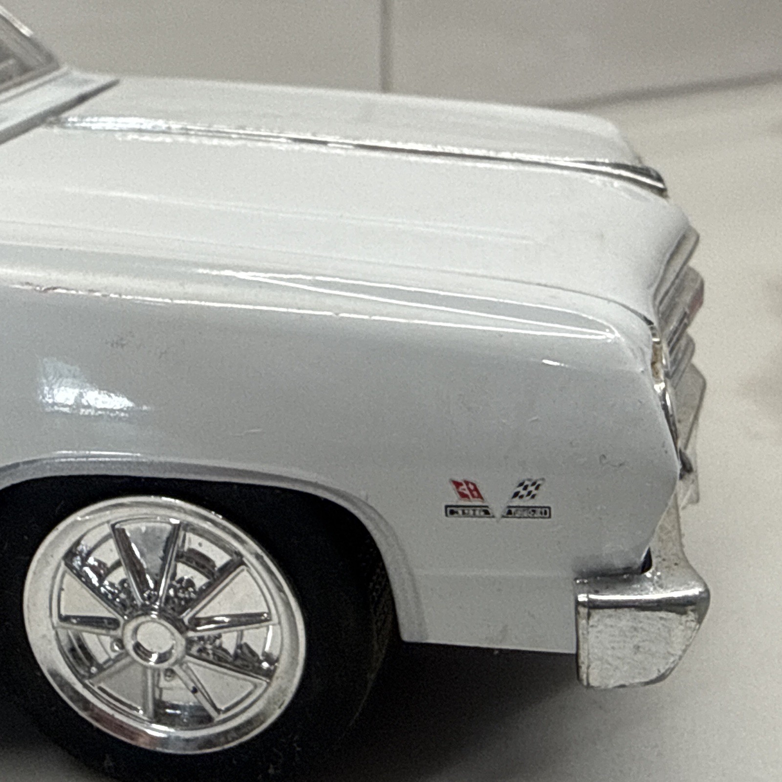 Saico White 1965 Chevy Chevell SS 396 Z-16 1:24 Scale Diecast Model – Ships Fast