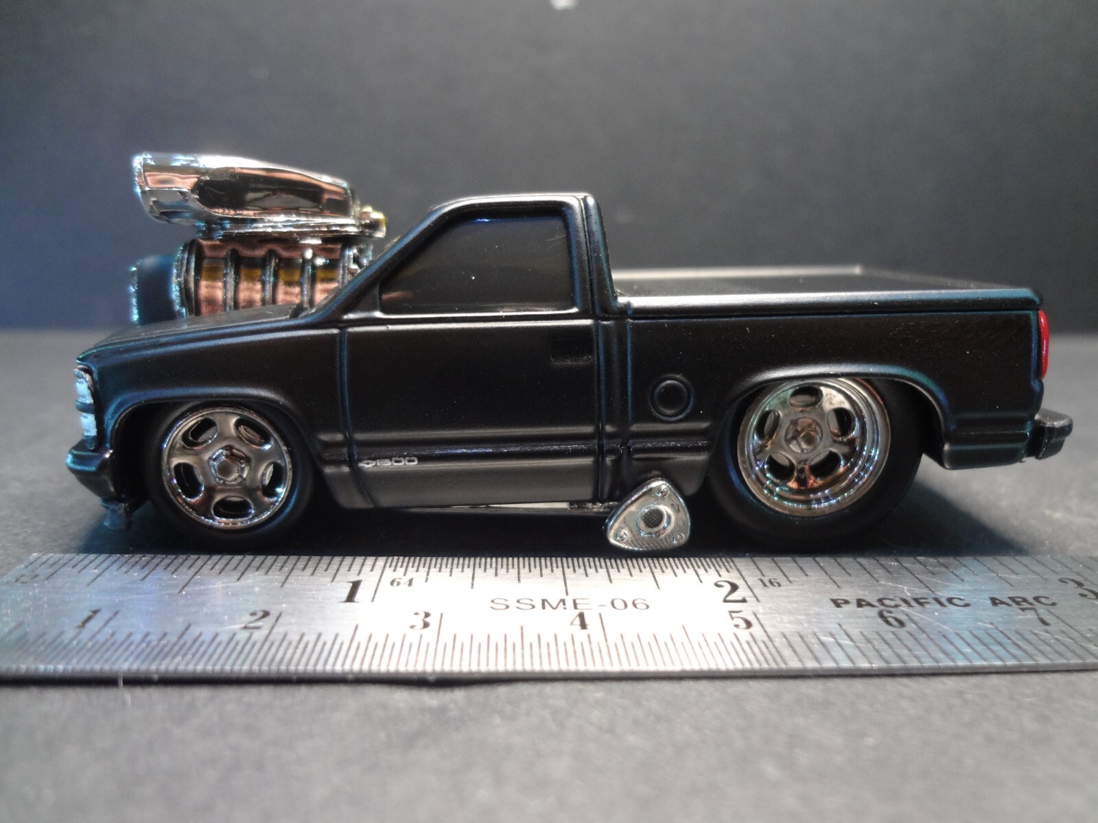 Muscle Machines 1993 Chevrolet 454 SS Pickup flat black – Loose 1:64