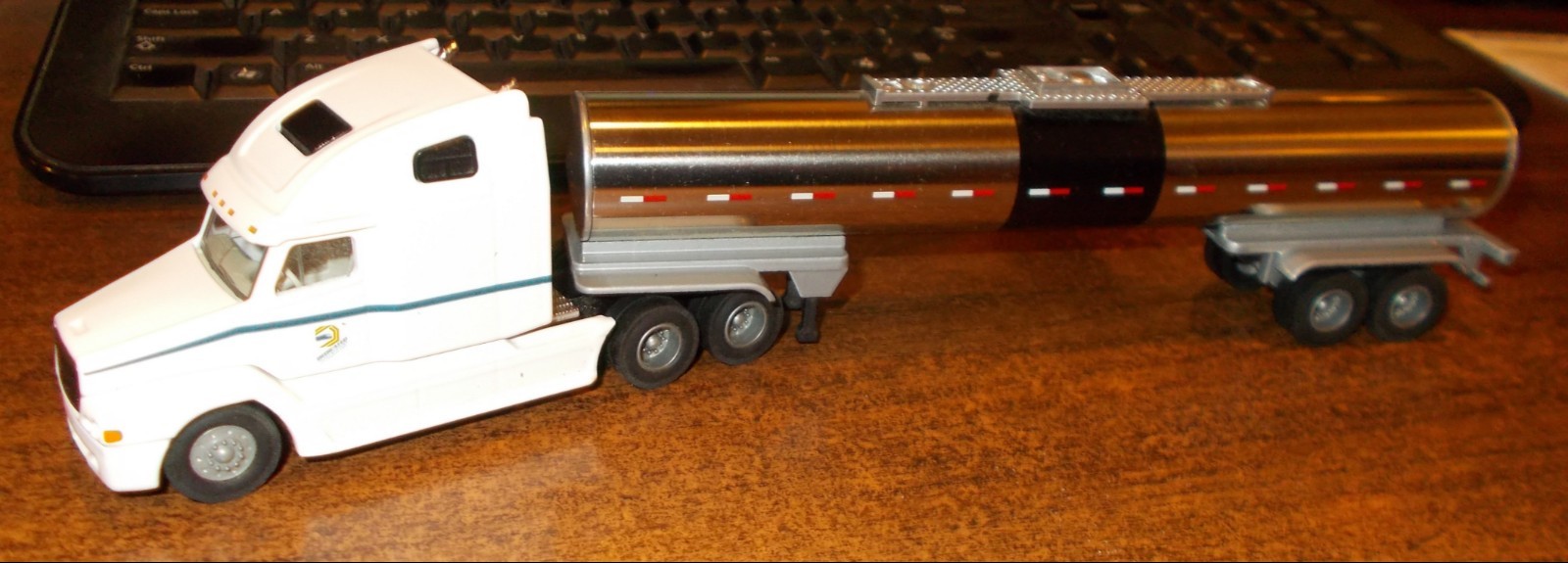 Dedicated Fleet Systems Tanker ’01 Penjoy Truck