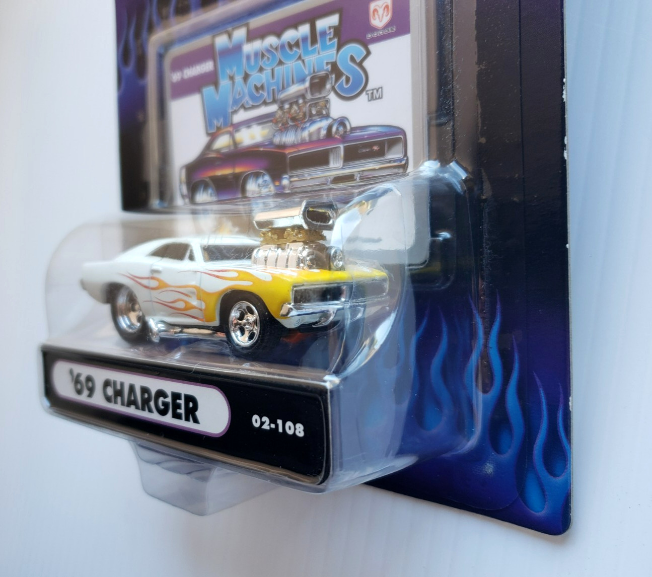 2002 Muscle Machines ’69 DODGE CHARGE White Opened Engine 1:64 #02-108 5SP MOC!