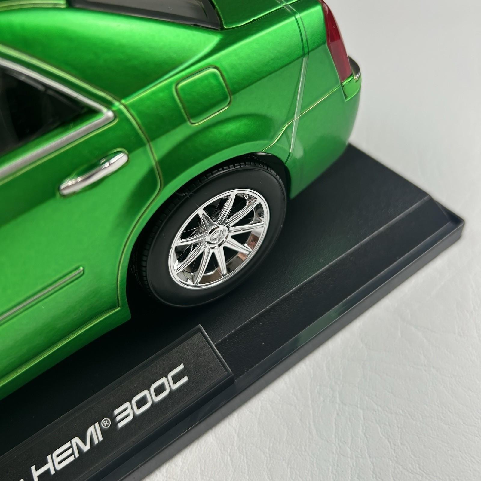 2005 Chrysler HEMI 300C Green 1:18 Diecast Model Car Maisto Special Edition