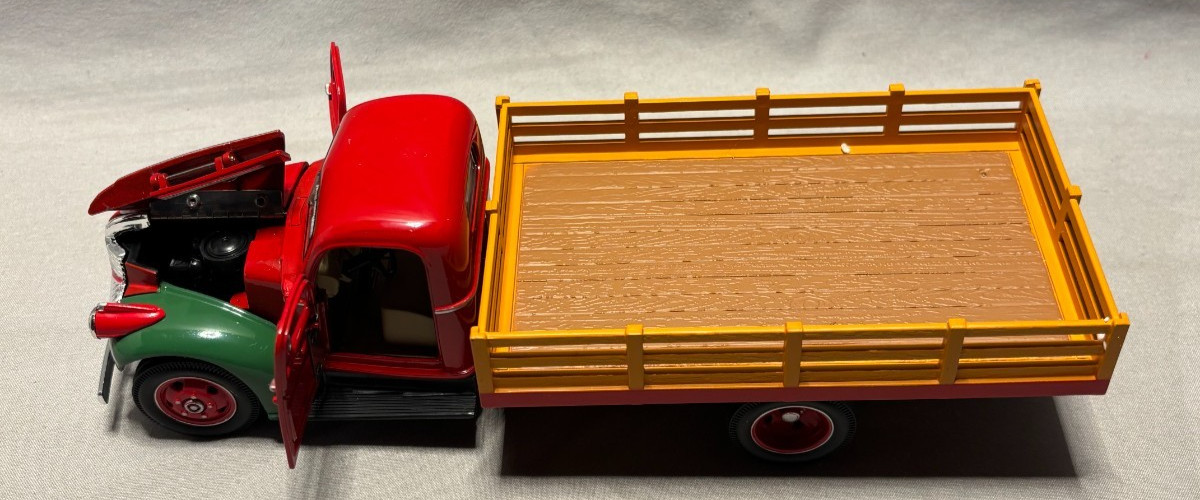 National Motor Museum Mint 1941 Chevrolet Stake Truck 1:24 Diecast NIB