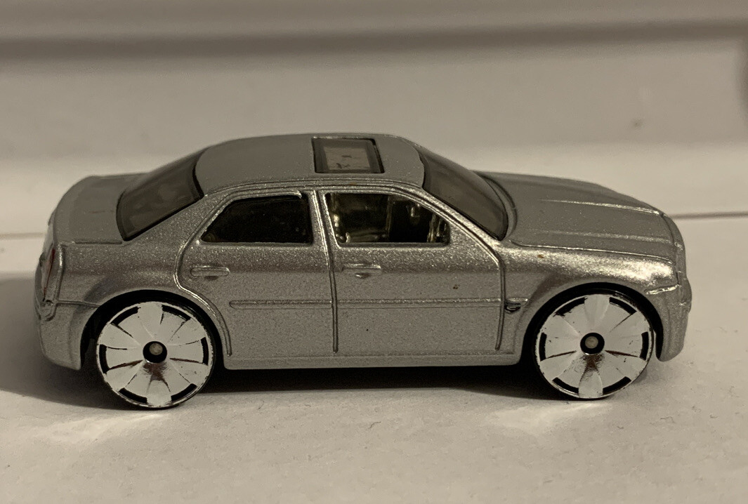 Hot Wheels DCC 2005 Chrysler 300C Hemi Diecast Car 1/64 Loose Rolls Nice