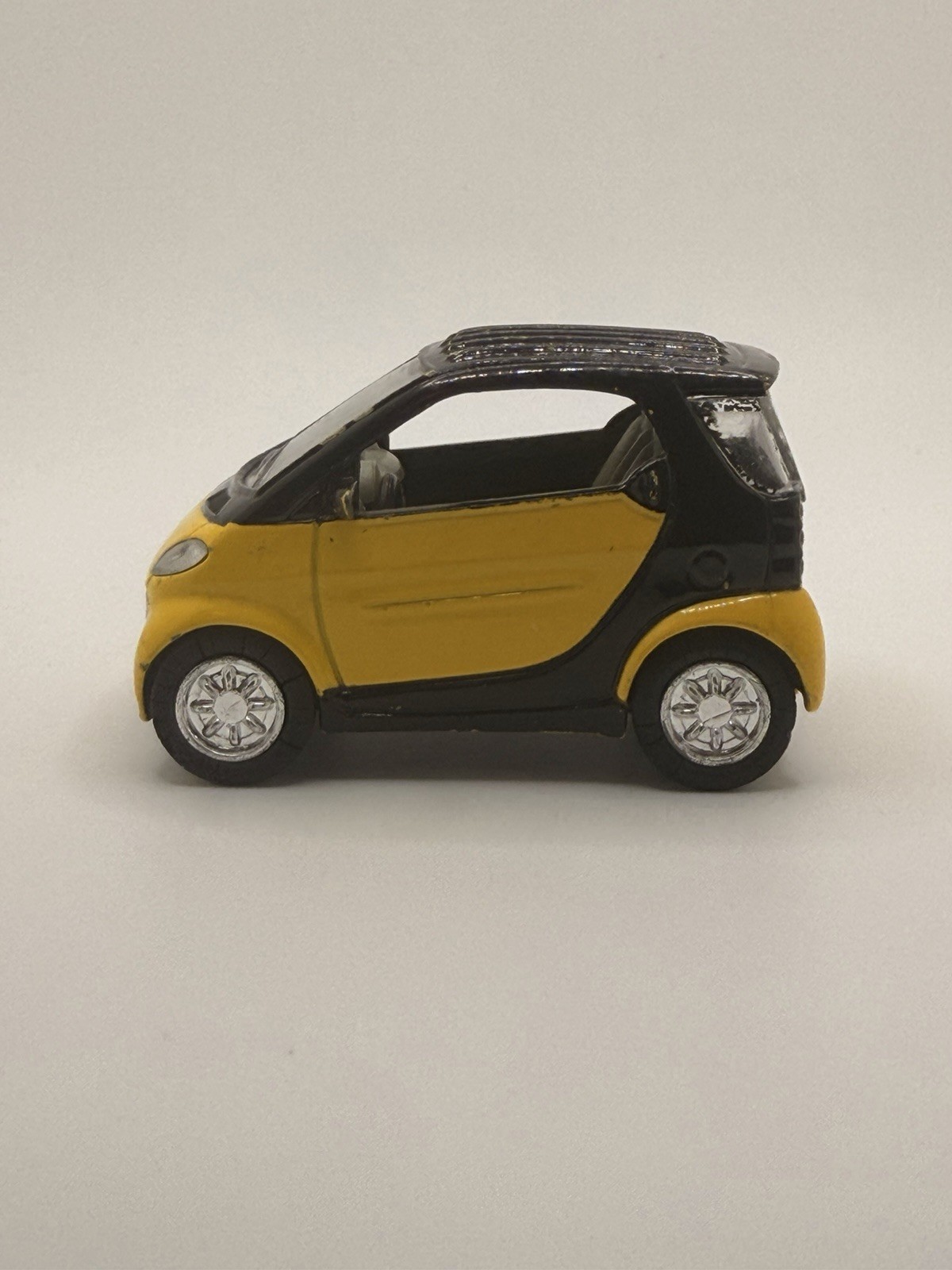 2004 Unbranded Diecast Smart City Coupe Yellow & Black 1:64 Scale Pull-Back