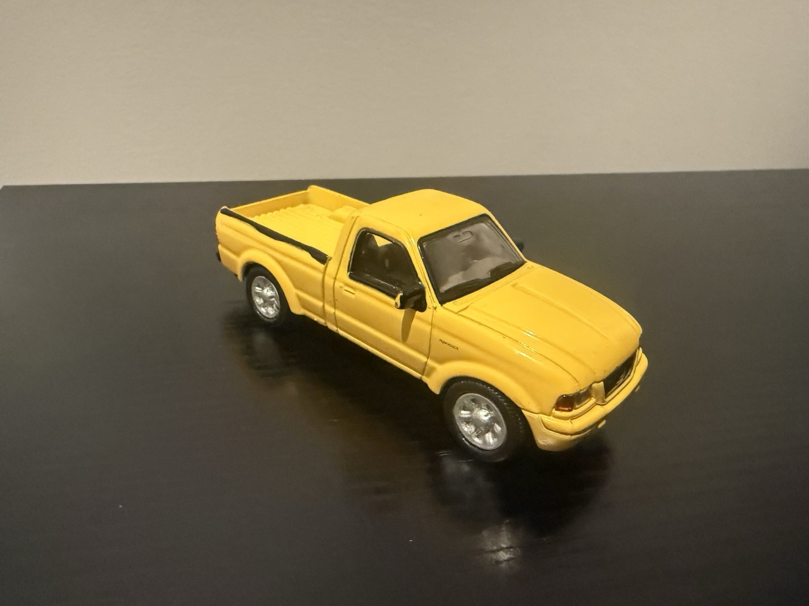 MOTOR MAX AMERICAN GRAFFITI 2001 FORD RANGER YELLOW 1:43 NEAR MINT – RARE