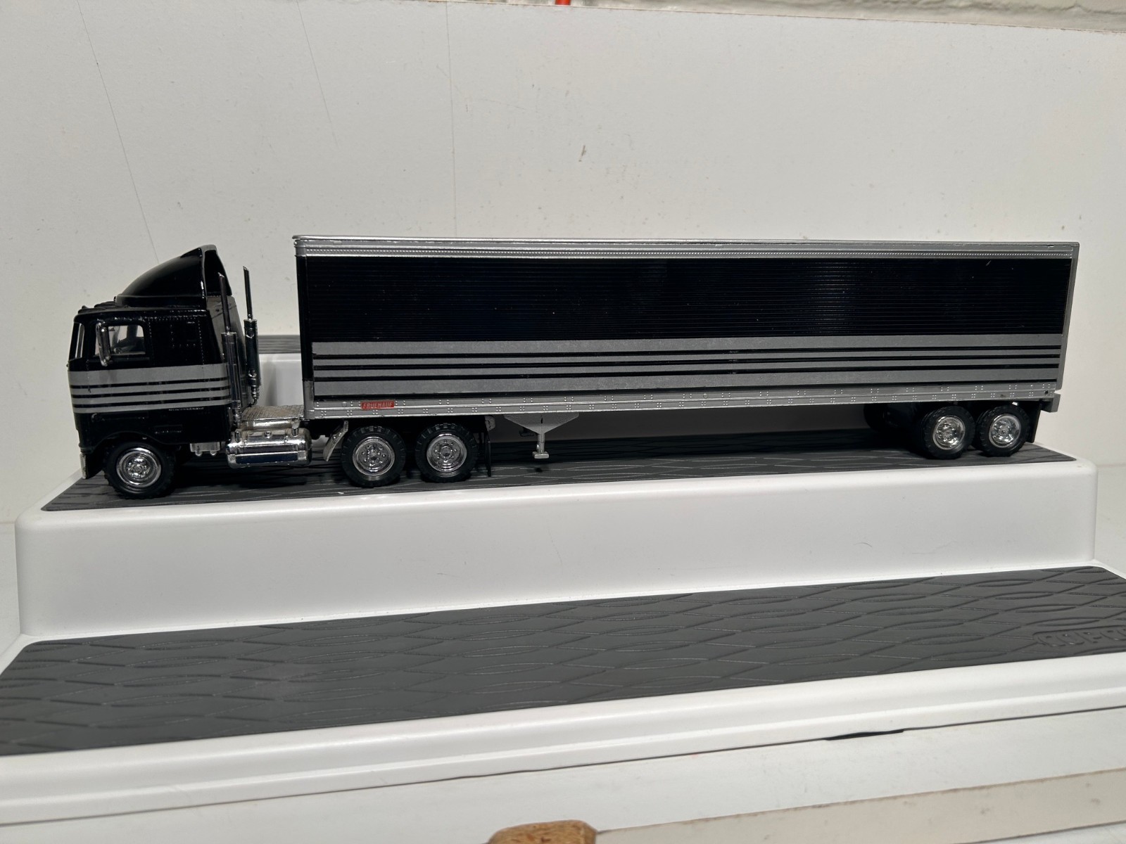 Vintage Tonkin 1/53 Peterbilt 362 Cabover Matching Fruehauf Van Trailer – GOOD
