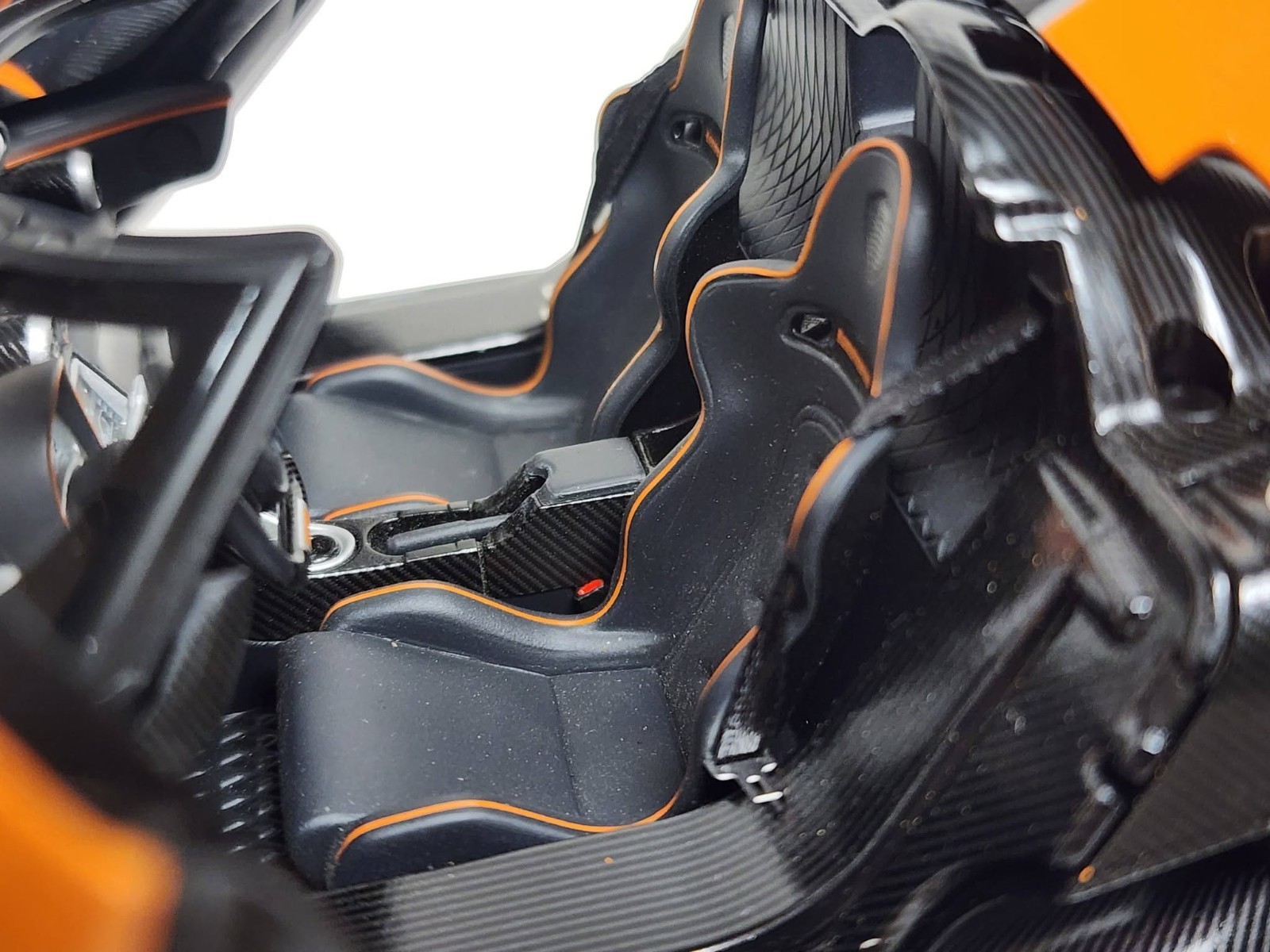 AUTOart: 1/18 autoart model car – Koenigsegg One 1 Agera RS, cone orange/black.