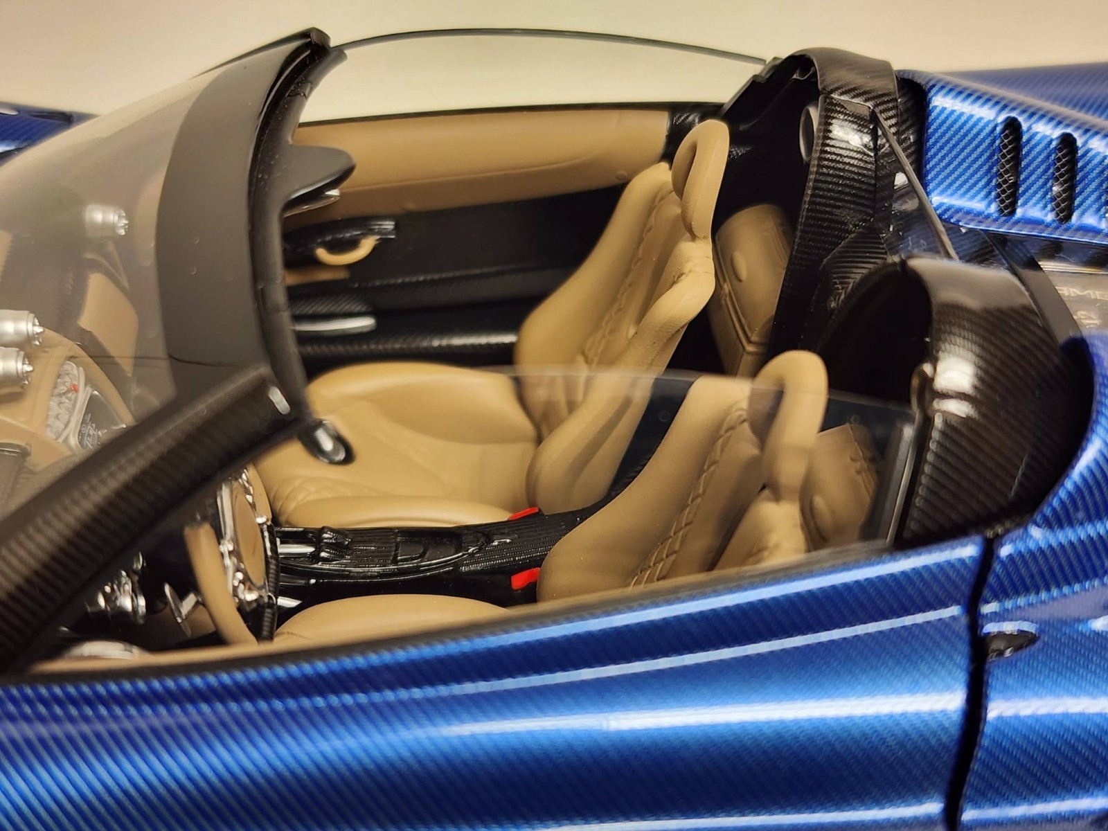 AUTOart 1:18 diecast car – Pagani Huayra Roadster (BLU Tricolore Carbon Fiber).