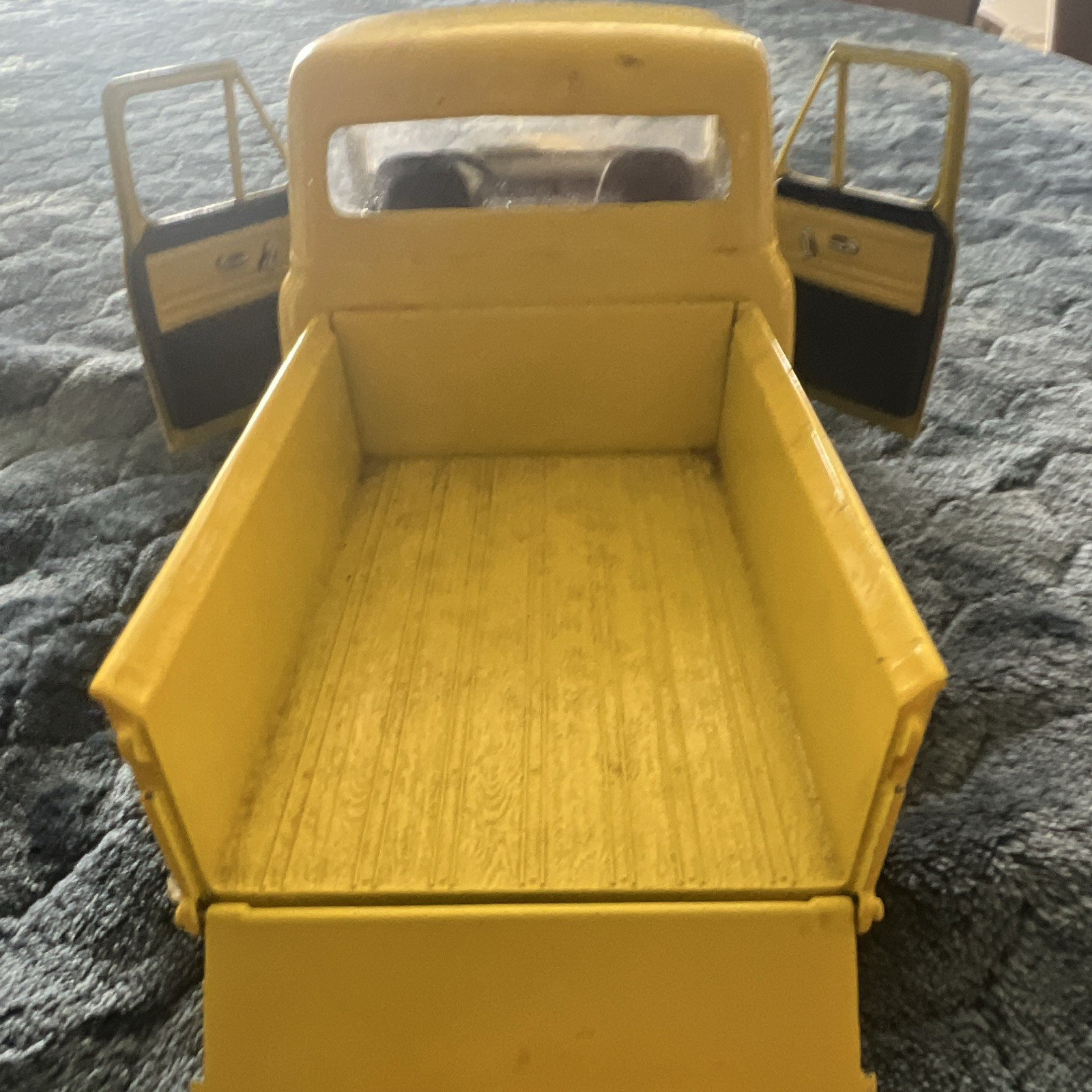 Vintage 90s Road Legends 1:18 1953 Ford F100 Pickup Yellow Opening Hood Doors