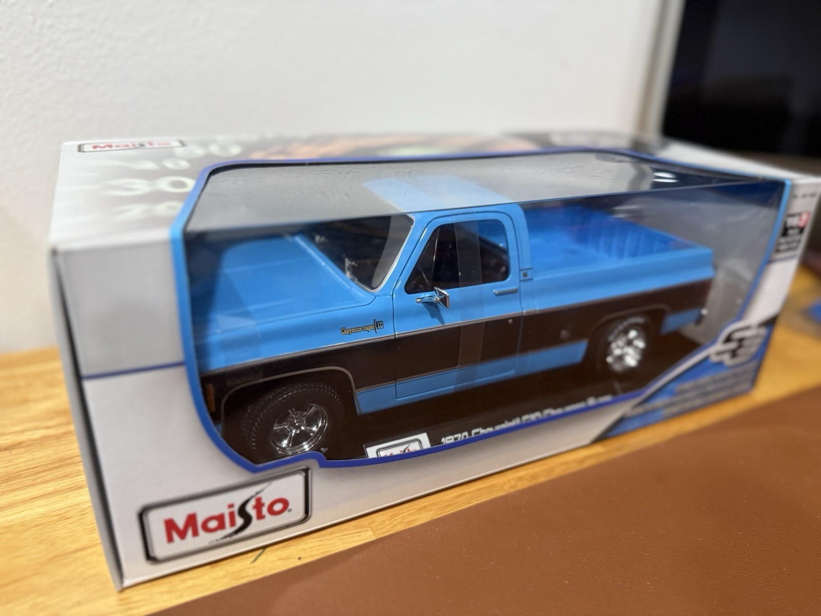 1974 Chevrolet C10 Cheyenne Super- Bule/Black 1/18 Maisto GM Officially Licensed