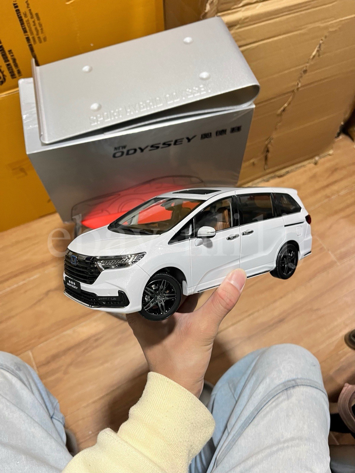 1:18 Scale Honda Odyssey Absolute Black Edition White Diecast Model With Base