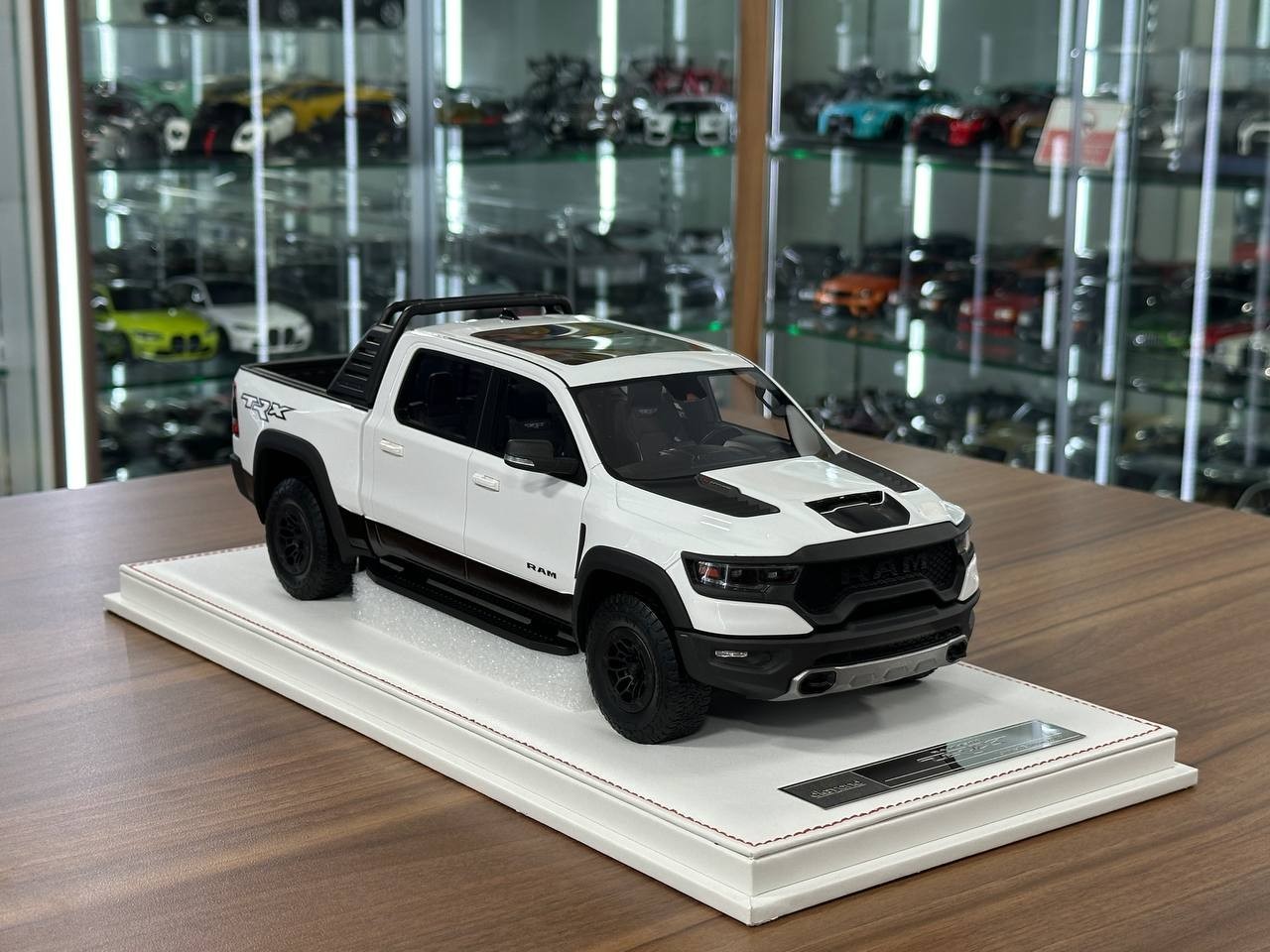 Dodge Ram TRX 1500 by Diamand – White – Ltd. Collector Car [1:18 Resin – 40 pcs]