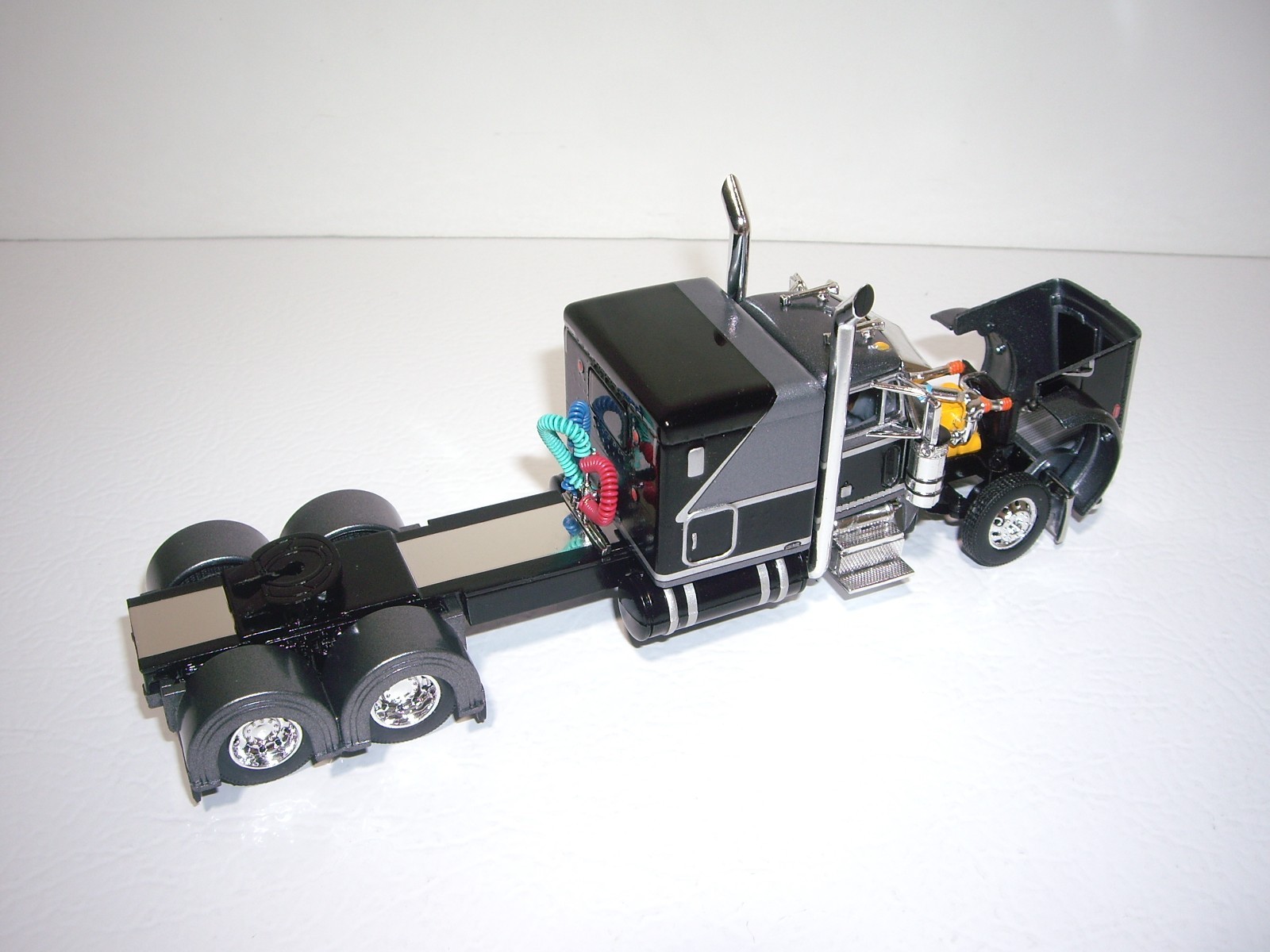 DCP FIRST GEAR 1/64 BLACK AND SILVER PETERBILT 379 WITH 63″ SLEEPER