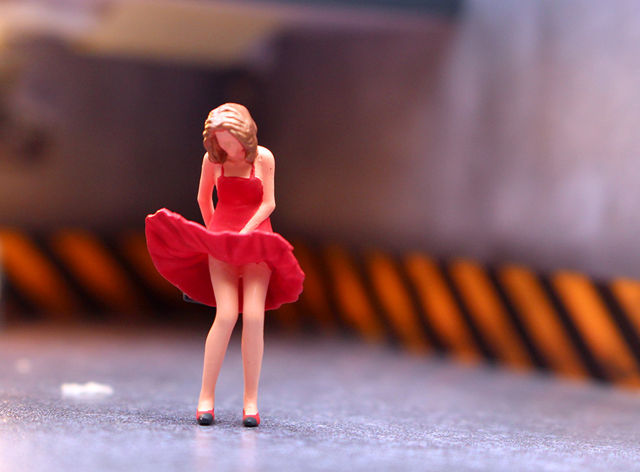 3D Print 1/64 sexy lovely girls bath fit 1:64 car STREET stand