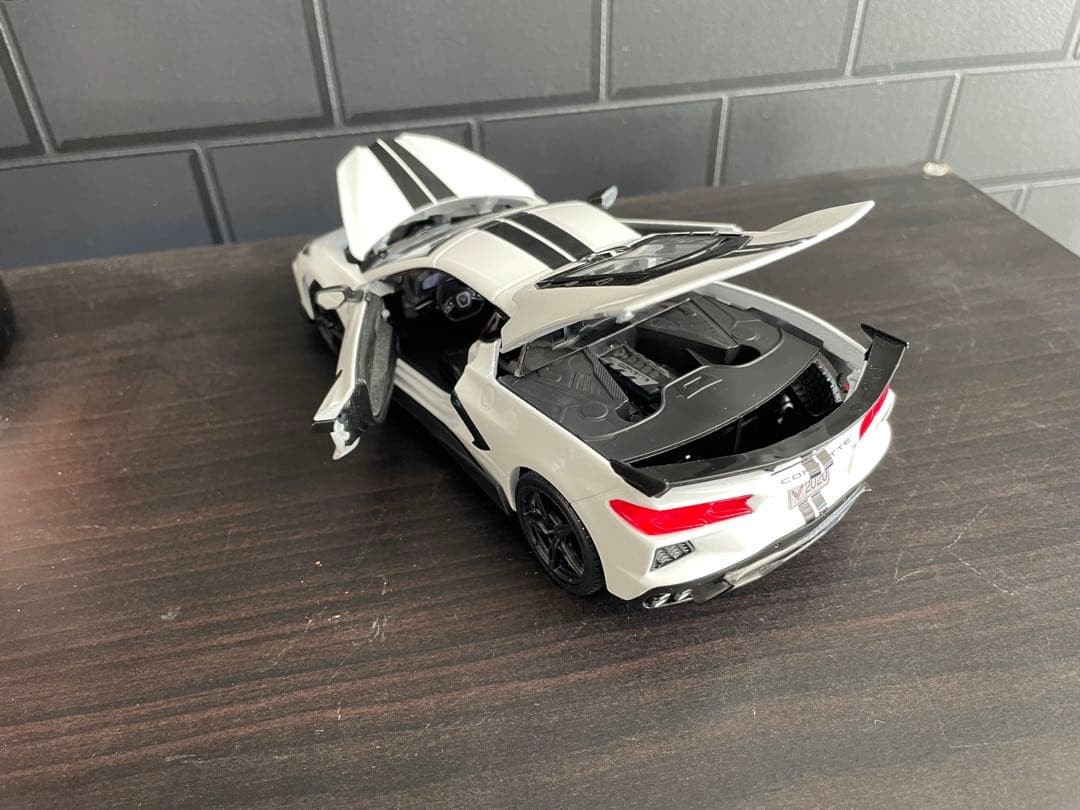 Corvette C8 1/24 Scale Model in Display Case, Collectible, Used