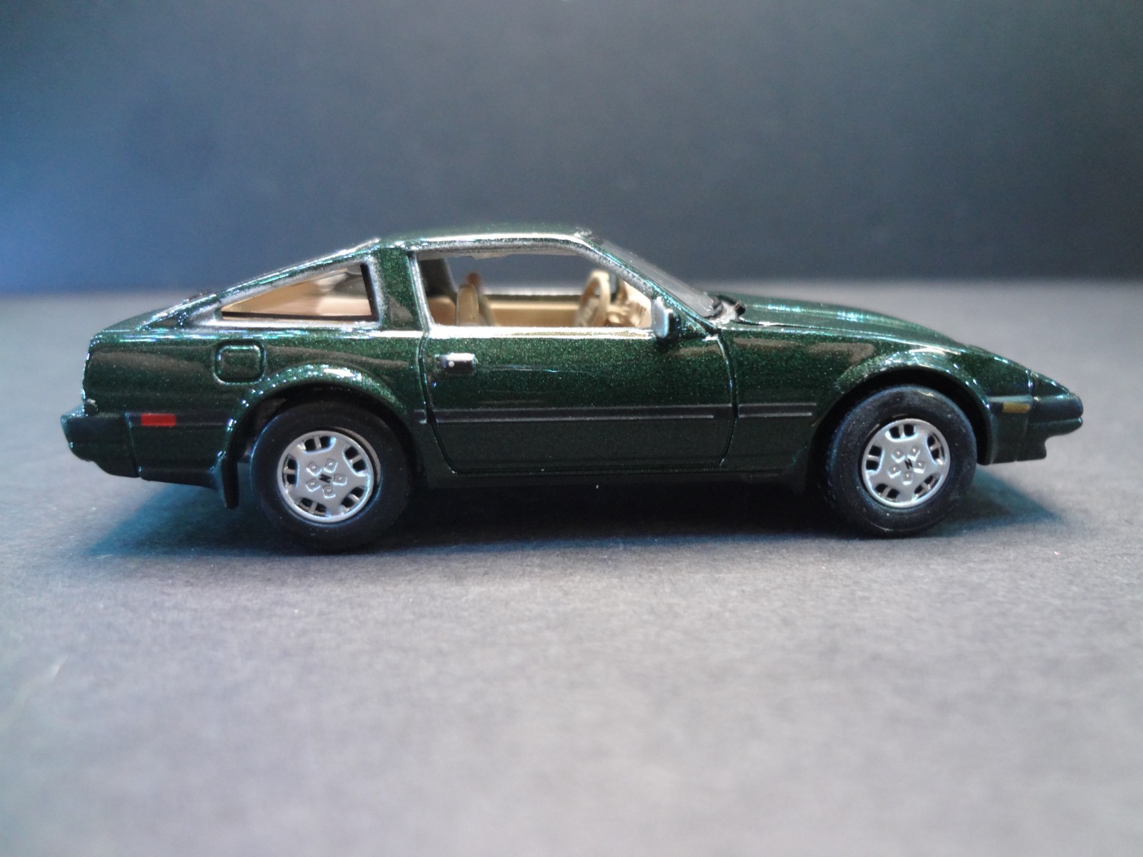Johnny Lightning 1984 Nissan 300ZX dark green metallic – Loose 1:64