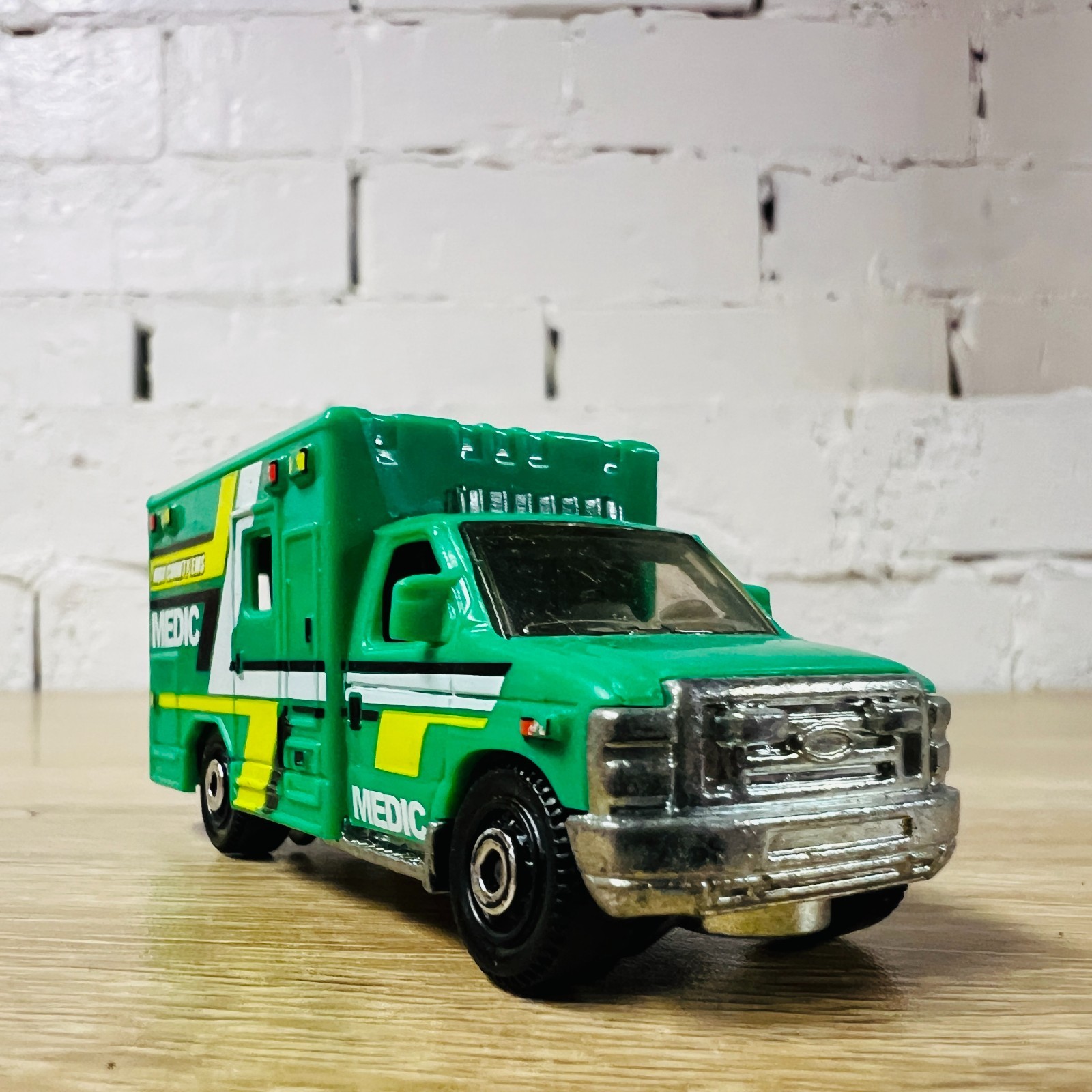 Ford E350 Ambulance 2009 Green Yellow White Medic MB944 Heroic Rescue 2016