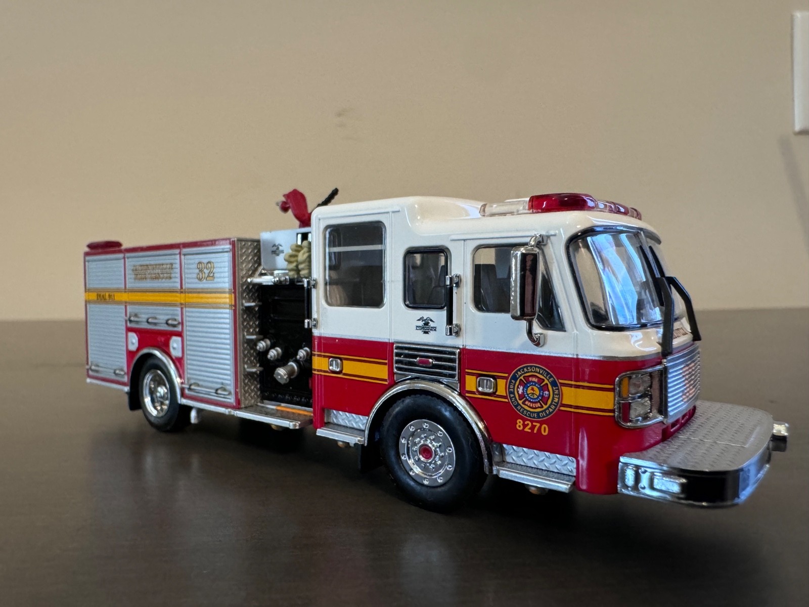 1/64 Code 3- American La France- ALF- Jacksonville FD- Engine 32