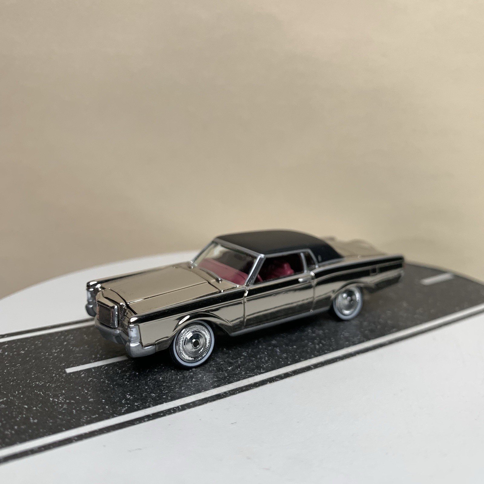 Johnny Lightning Classic Gold 1969 Lincoln Continental Mark III Chrome 1:64 NM