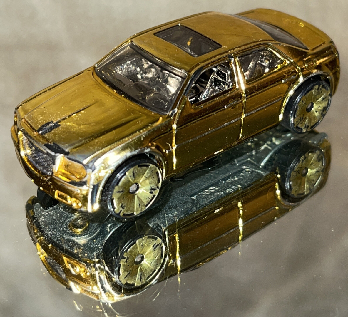 Hot Wheels 2005 DCC Gold Chrysler 300C Hemi Made in Malaysia VGUC