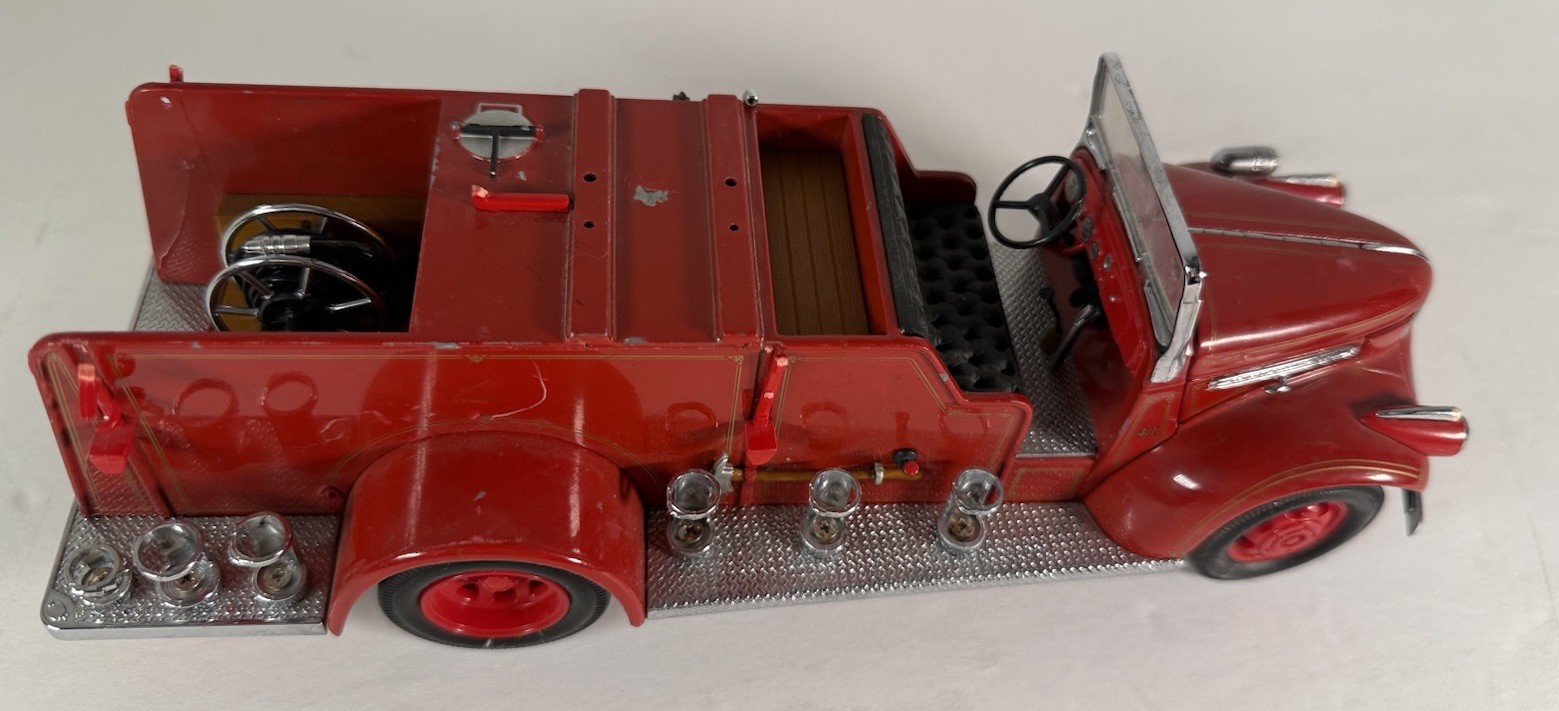 S1 1941 GMC Firetruck Red Fire Truck Yat Ming 1/24 Diecast #20068 – Vibrant NIB