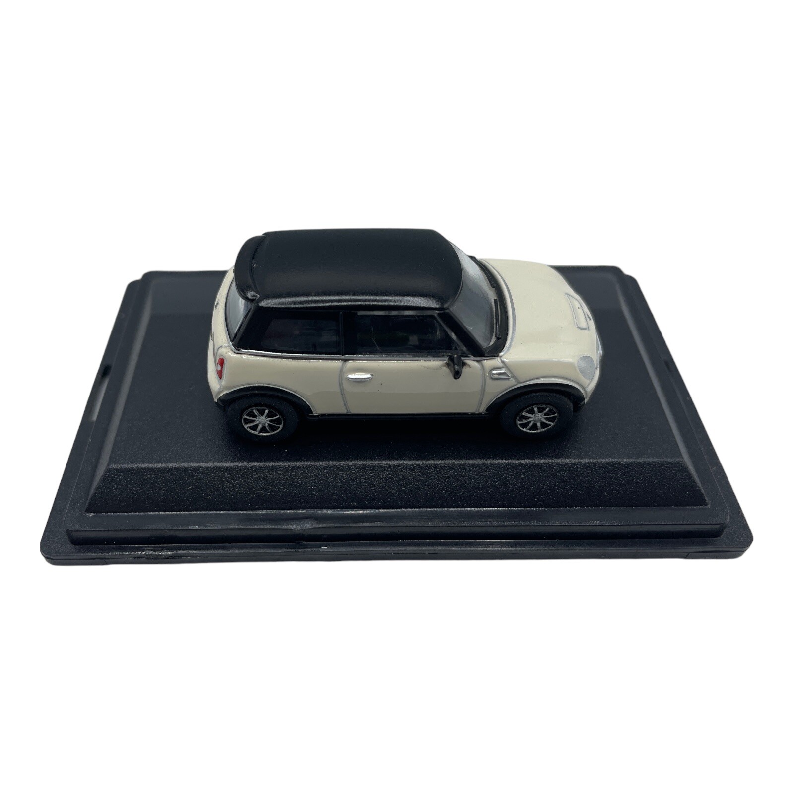 MINI Cooper S Hardtop R56 Pepper White with Black Roof Diecast car 1:76 OO Scale