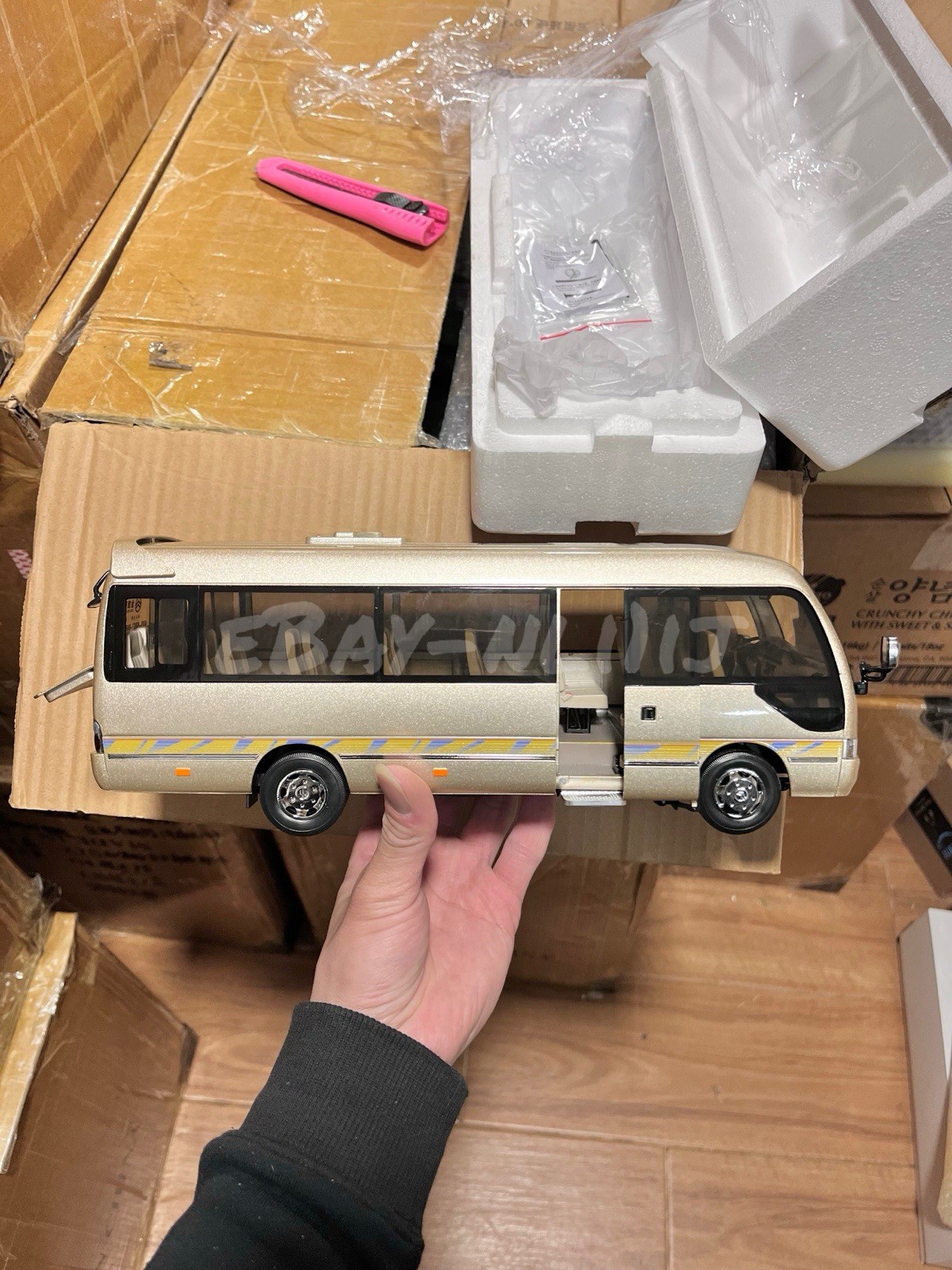 1:24 Scale Golden Dragon Coaster Minibus Diecast Model Car