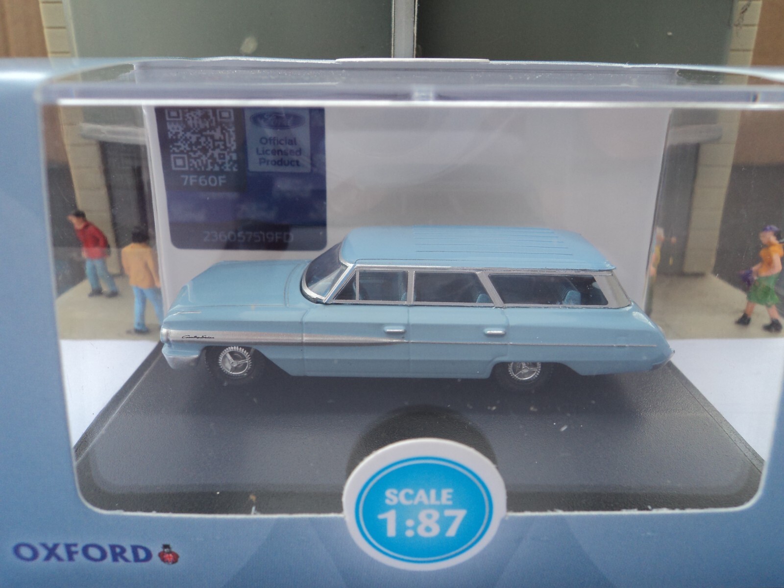 Oxford 1964 Ford Country Sedan Light Blue 1/87 HO diecast