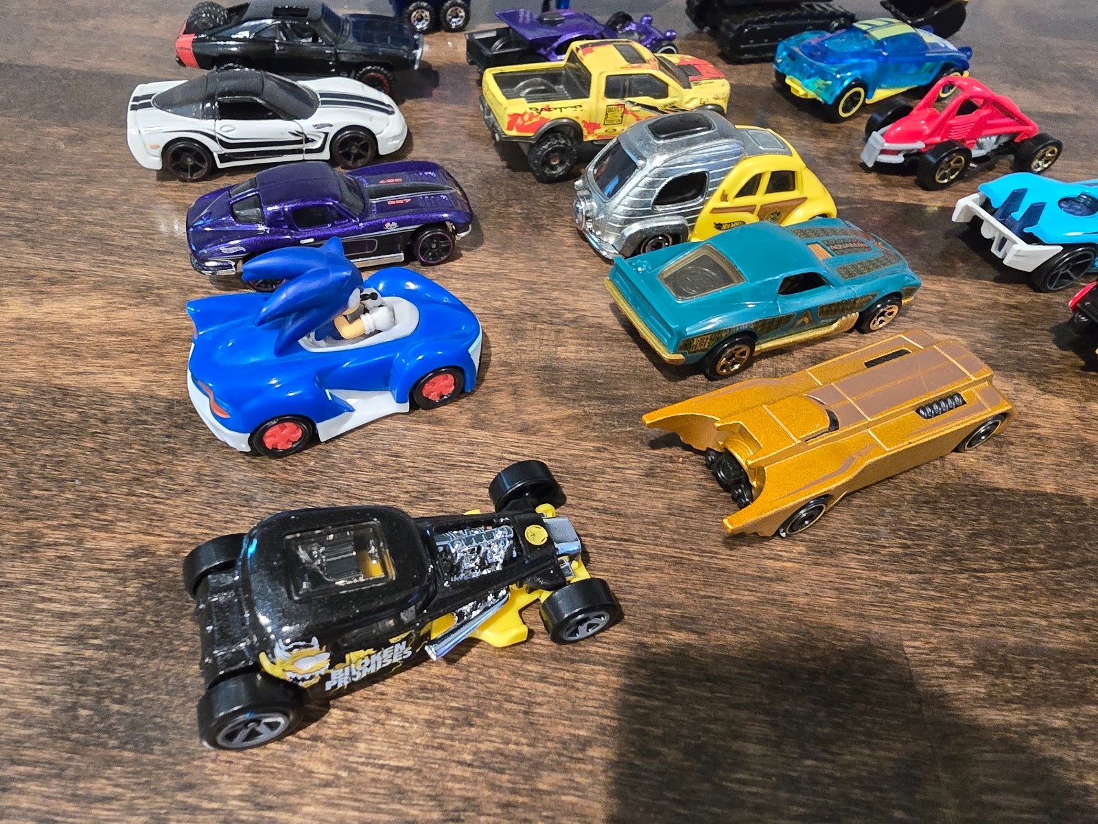 16 Hot Wheels & Other Various Diecast Toy Cars Lot – Sonic, Cat, Hawaiian Punch