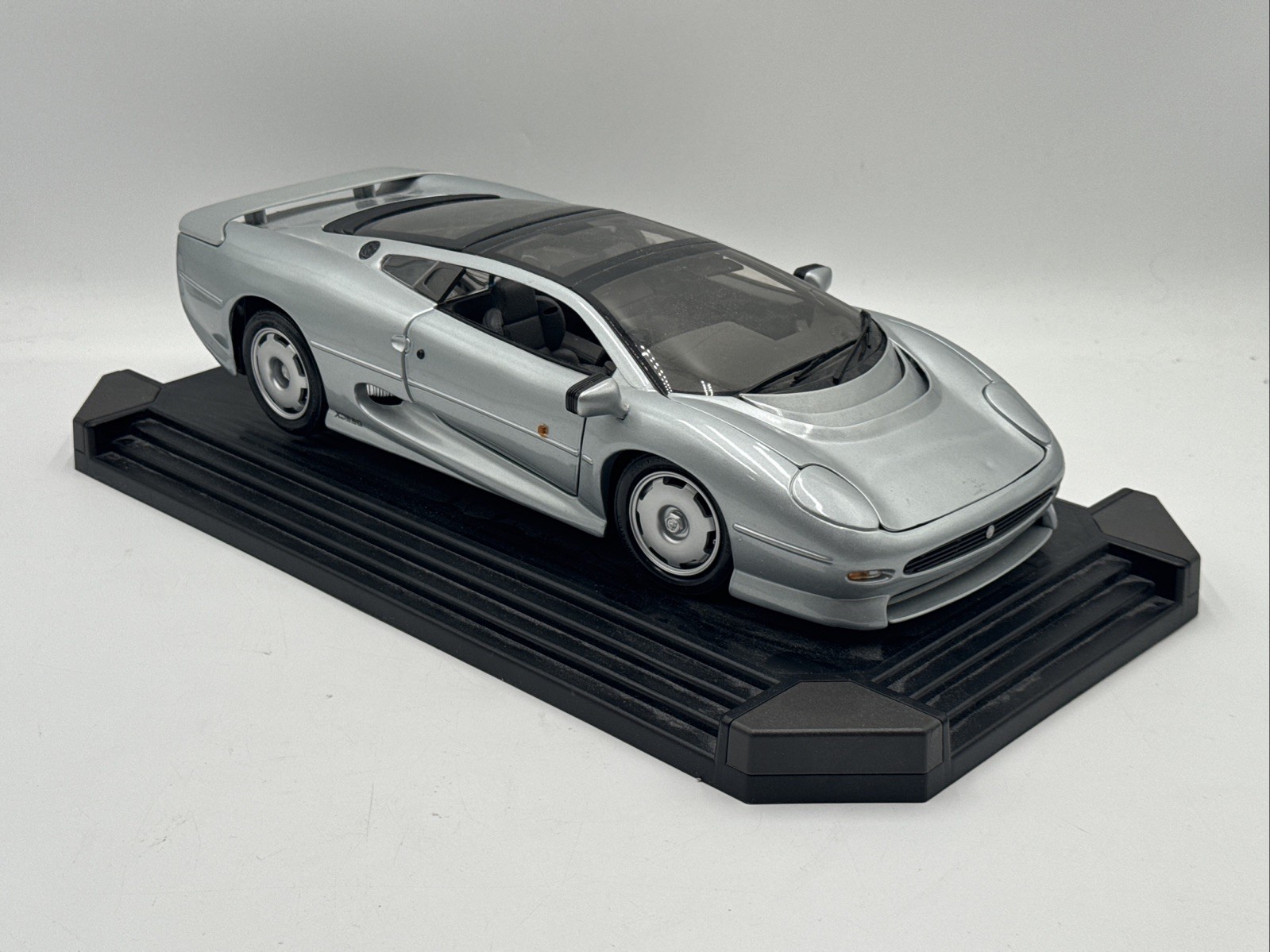 Maisto Silver Jaguar XJ220 1992 Diecast Model Car 1:12 Scale Sports Car W/ Base