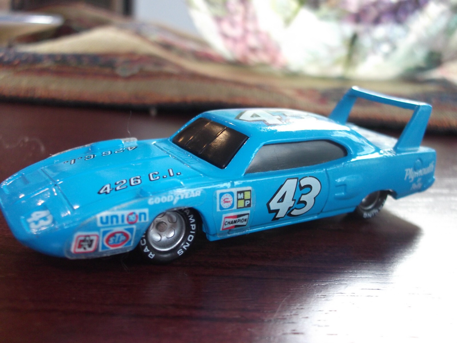 RICHARD PETTY VINTAGE MODEL 1970 PLYMOUTH SUPERBIRD RACING CHAMPIONS 1/64 CAR