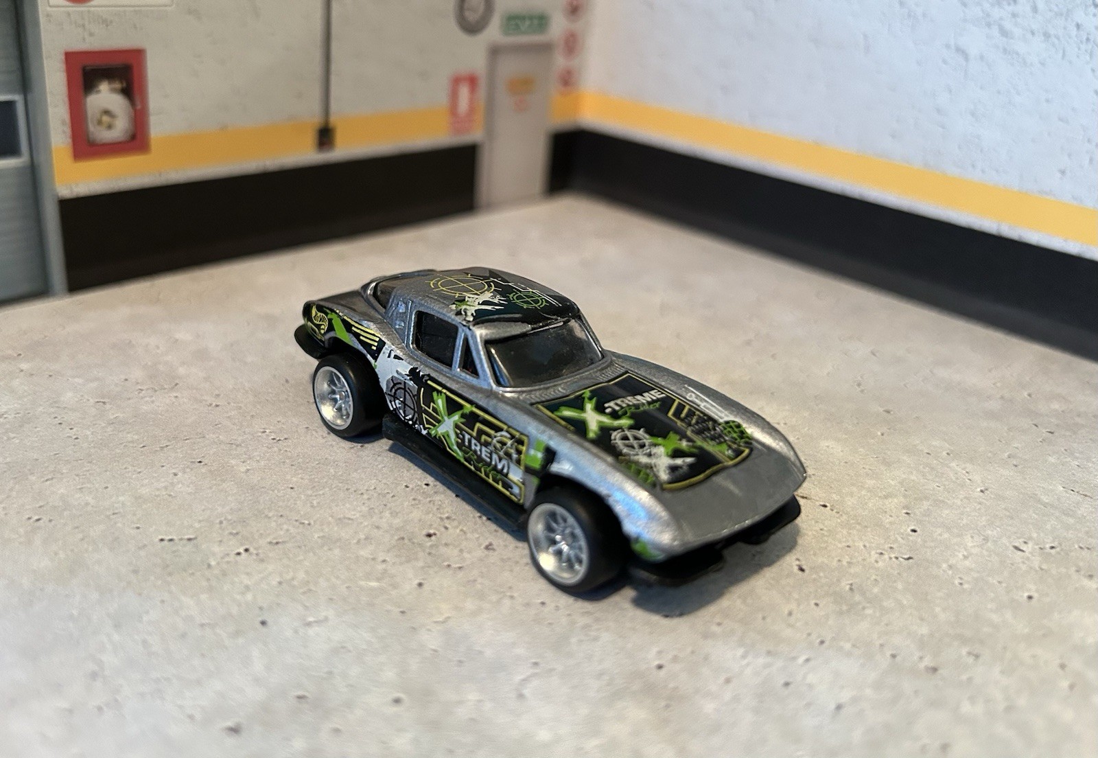 1979 Hot Wheels Corvette Sting Ray Xtreme Silver W/ Real Riders Tires On Spokes