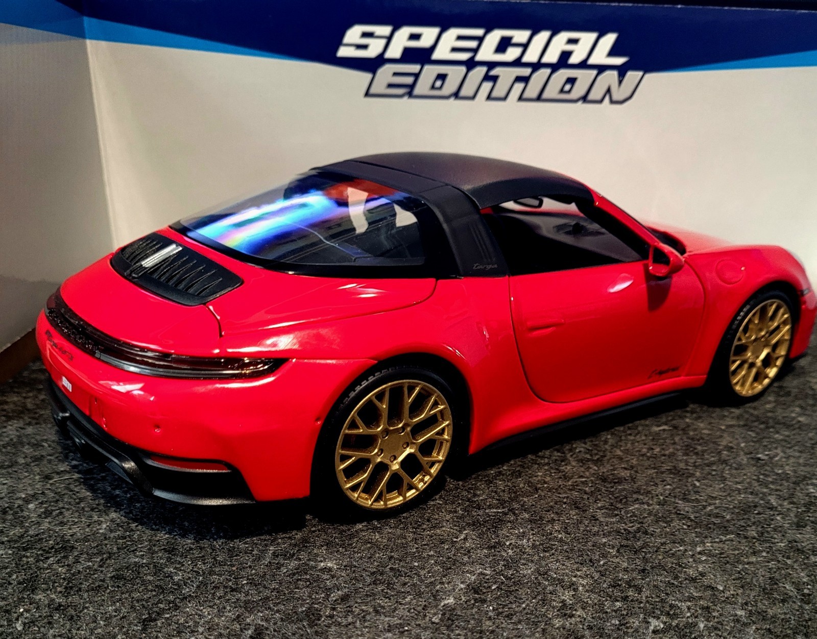 Porsche 911 Targa 4 GTS 1:18 Maisto Diecast Model Red Gold Removable Top