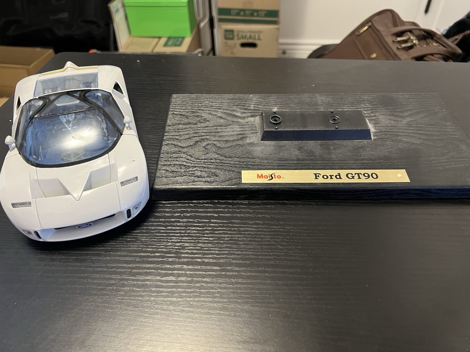 Maisto FORD GT90 Special Edition Diecast Model Car White 1:18 Scale With Stand